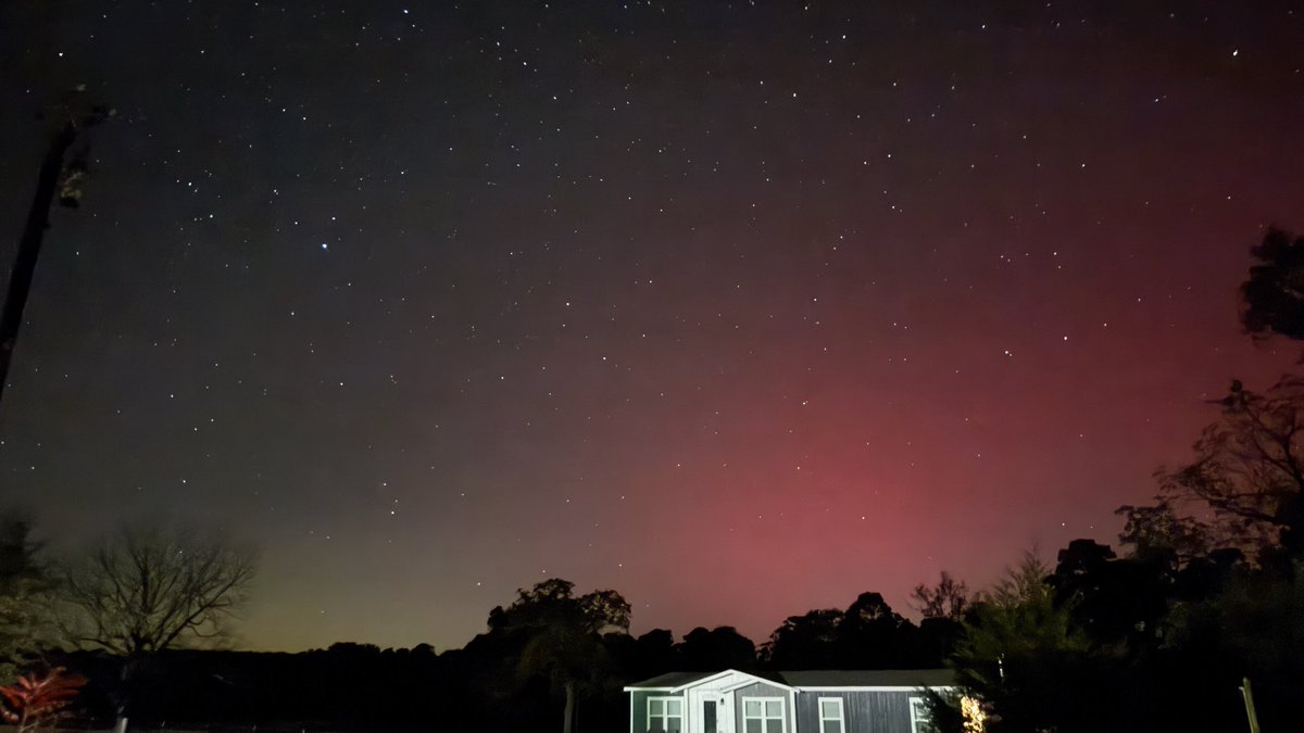 txtink82's tweet photo. Tonight’s sky over Deep East Texas lit up tonight on a surreal red-pinkish glow. A rare, stop-you-in-your-tracks moment with no filters. 

#TexasSky 
#nacogdochestx 
#NightPhotography 
#AuroraBorealis 
#NorthernLights 
#PinkSkies https://t.co/rpZ3ZHrJUc