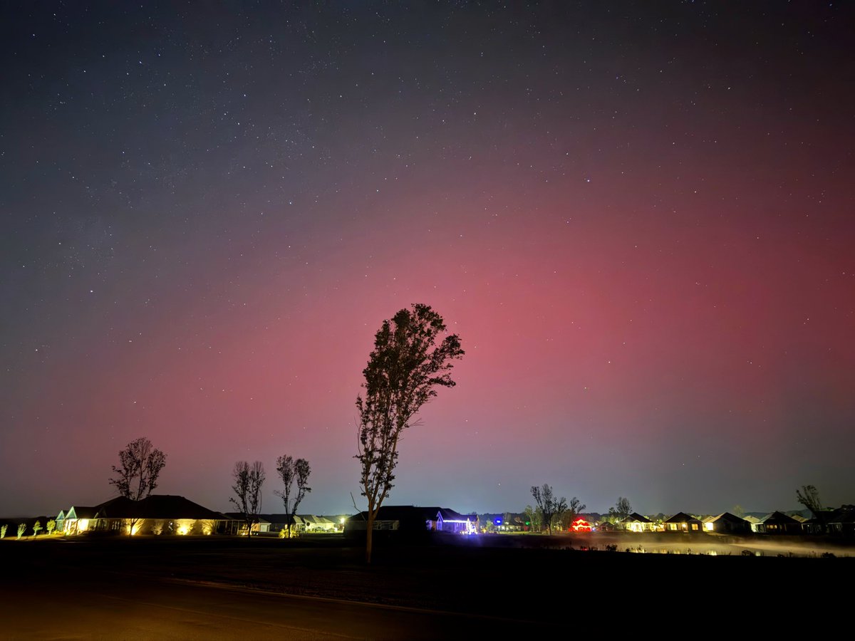 jsacharwx's tweet photo. Stunning display of the aurora borealis in Milton, Florida tonight! Visible to the naked eye! @rzweather @spann @NWSMobile #flwx #wxtwitter https://t.co/tOhUe0gbkD