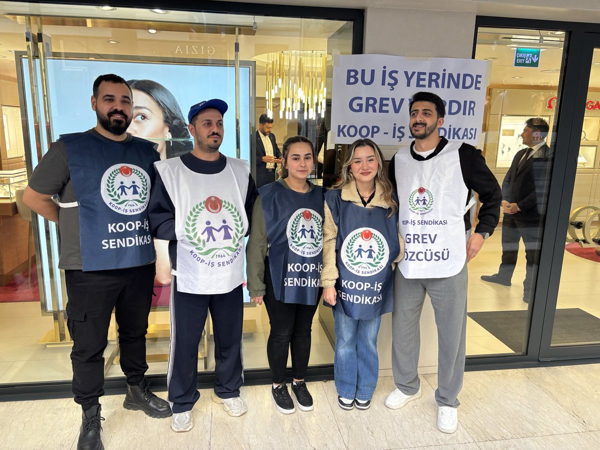 SWATCH MAĞAZALARINDA SATIŞ DURDURULDU!

ÇÜNKÜ BU MAĞAZALARDA GREV VAR!
Emeğinin karşılığını isteyen işçiler, hakları için onurlu bir mücadele veriyor.

Destek ol, ses ver, dayanışmayı büyüt!

✊ SWATCH İŞÇİLERİ KAZANACAK!

<a href="/KOOPISSENDIKASI/">Koop-İş Sendikası</a>
<a href="/uniglobalunion/">UNI Global Union</a> 
<a href="/Swatch/">Swatch</a>
