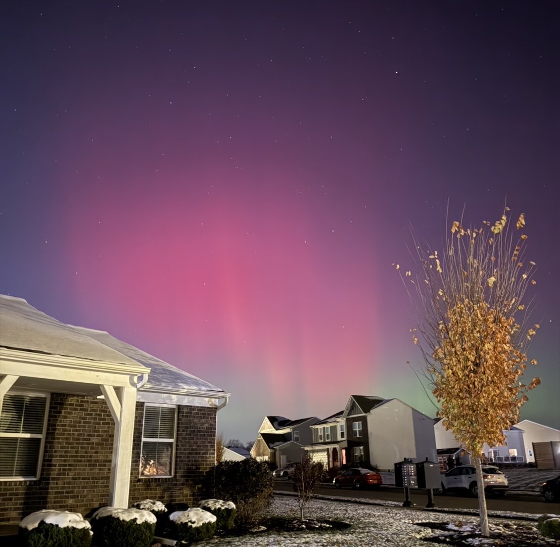 ชอบรูปนี้มากอะ มีทั้งใบไม้ร่วง มีหิมะ แล้วยังมีออโรร่าอีก รวมทุกอย่างไว้ในรูปเดียวกันได้ด้วย สวยเนอะ🥺💖✨