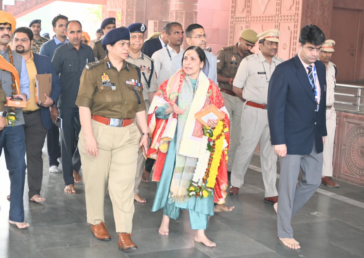 adgzoneagra's tweet photo. #adgzoneagra श्रीमती अनुपम कुलश���रेष्ठ द्वारा ADG IB, IG Security, IG CRPF एवं अन्य अधिकारियों के साथ कल दि0 11-11-25 को श्री कृष्ण जन्मभूमि परिसर का भ्रमण कर सुरक्षा व्यवस्था का निरीक्ष�� किया गया एवं आवश्यक दिशा निर्देश दिए गए।

@CMOfficeUP @homeupgov @dgpup https://t.co/NJTACMIDlV