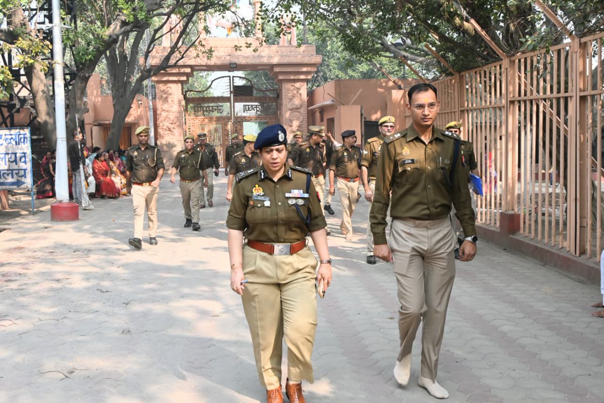 adgzoneagra's tweet photo. #adgzoneagra श्रीमती अनुपम कुलश���रेष्ठ द्वारा ADG IB, IG Security, IG CRPF एवं अन्य अधिकारियों के साथ कल दि0 11-11-25 को श्री कृष्ण जन्मभूमि परिसर का भ्रमण कर सुरक्षा व्यवस्था का निरीक्ष�� किया गया एवं आवश्यक दिशा निर्देश दिए गए।

@CMOfficeUP @homeupgov @dgpup https://t.co/NJTACMIDlV