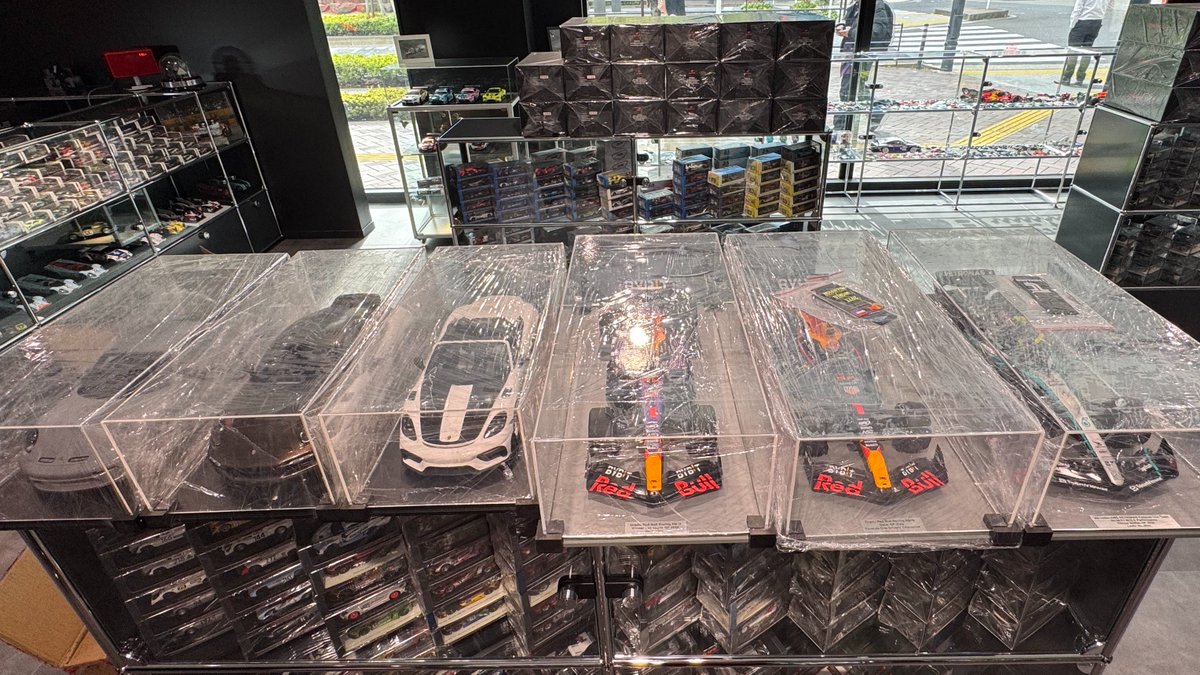 sparkmodeljapan's tweet image. 【New Items in store now】
本日、1/12スケールや1/18スケールといったビッグスケールモデルを中心に大量に新製品が入荷しました！
ぜひご来店ください。
#spark #schuco #looksmart