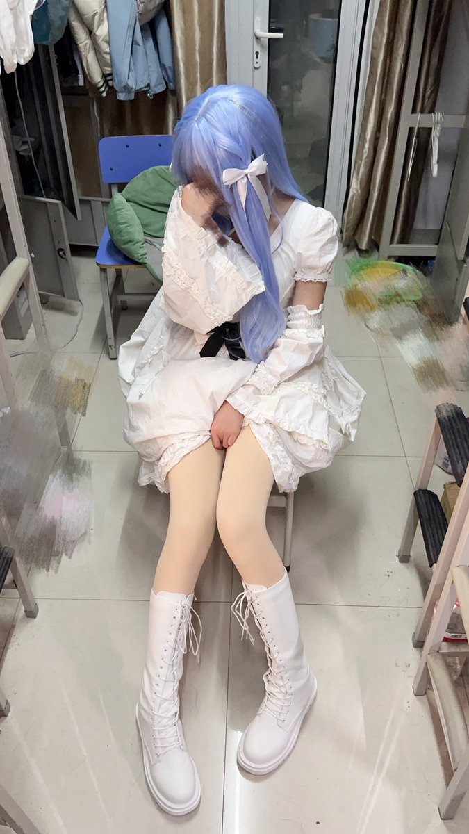 Truffaut897456's tweet photo. 嗯固定舍友摄影环节（）
好喜欢这个角度这个姿势拍的🤲 https://t.co/CnAnmtXJ1y