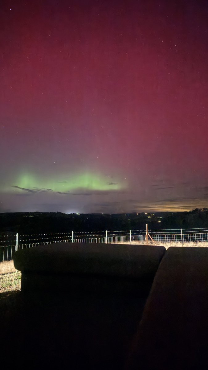 ObieMiller's tweet photo. Northern lights in California https://t.co/5guHg8pmRT