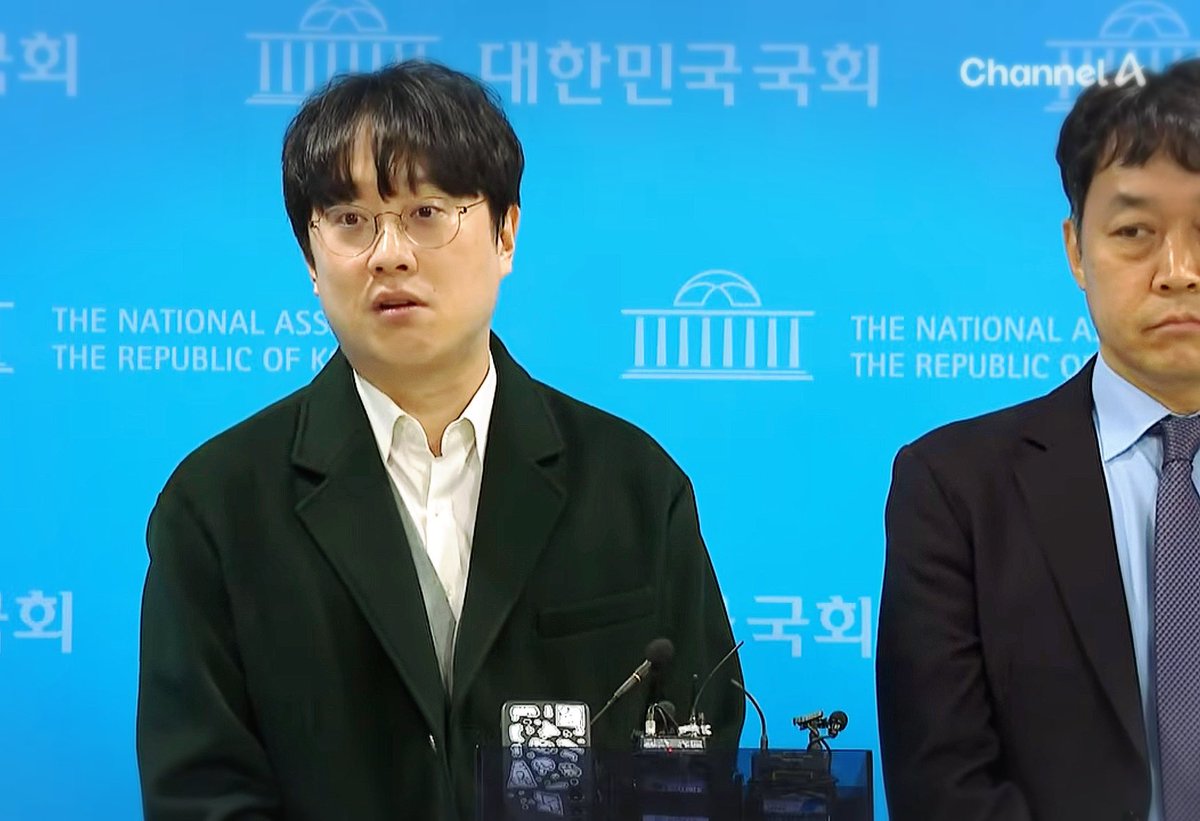 김성훈 변호사님과 기자회견 무사히(?) 마치고 조금 전 수원지방법원에 도착했습니다. 

이재명의 비서 배모씨와 제보자A의 재판이 있는 날입니다. 현재 김변님은 공익제보자 A씨의 무료 변론을 맡고 계십니다. 응원과 격려 부탁드립니다.