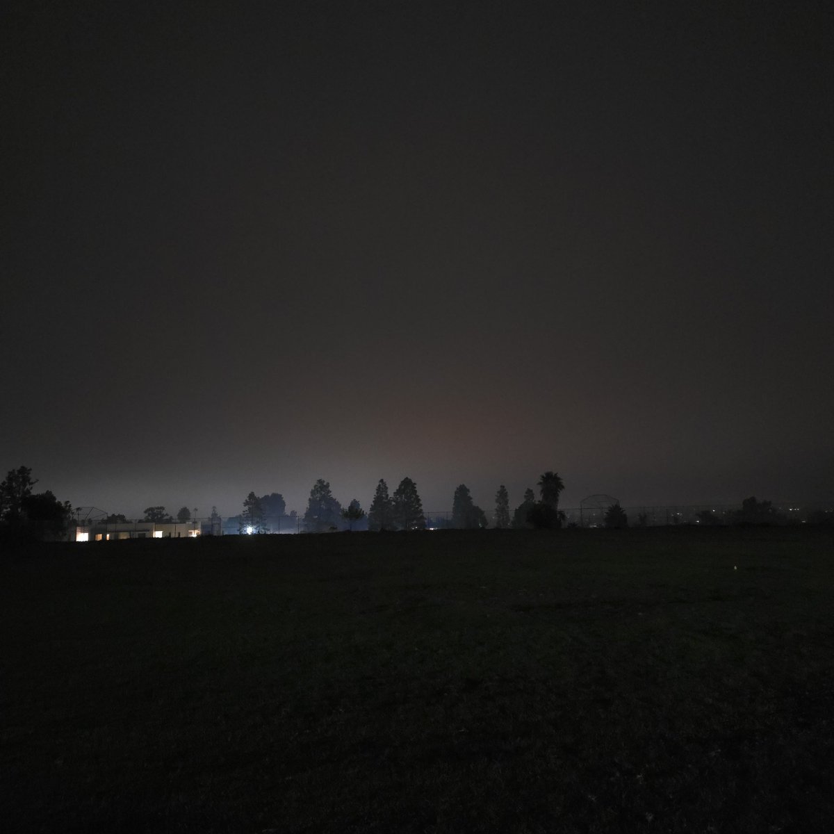KariLikeSafari's tweet photo. I honestly hope this unusual pink in our skies is actually what I hope it is. Taken from up our street, facing north northeast. #SolarFlare #AuroraBorealis #SanDiego #NoFilter #NoEditing https://t.co/OAYEogs1YE