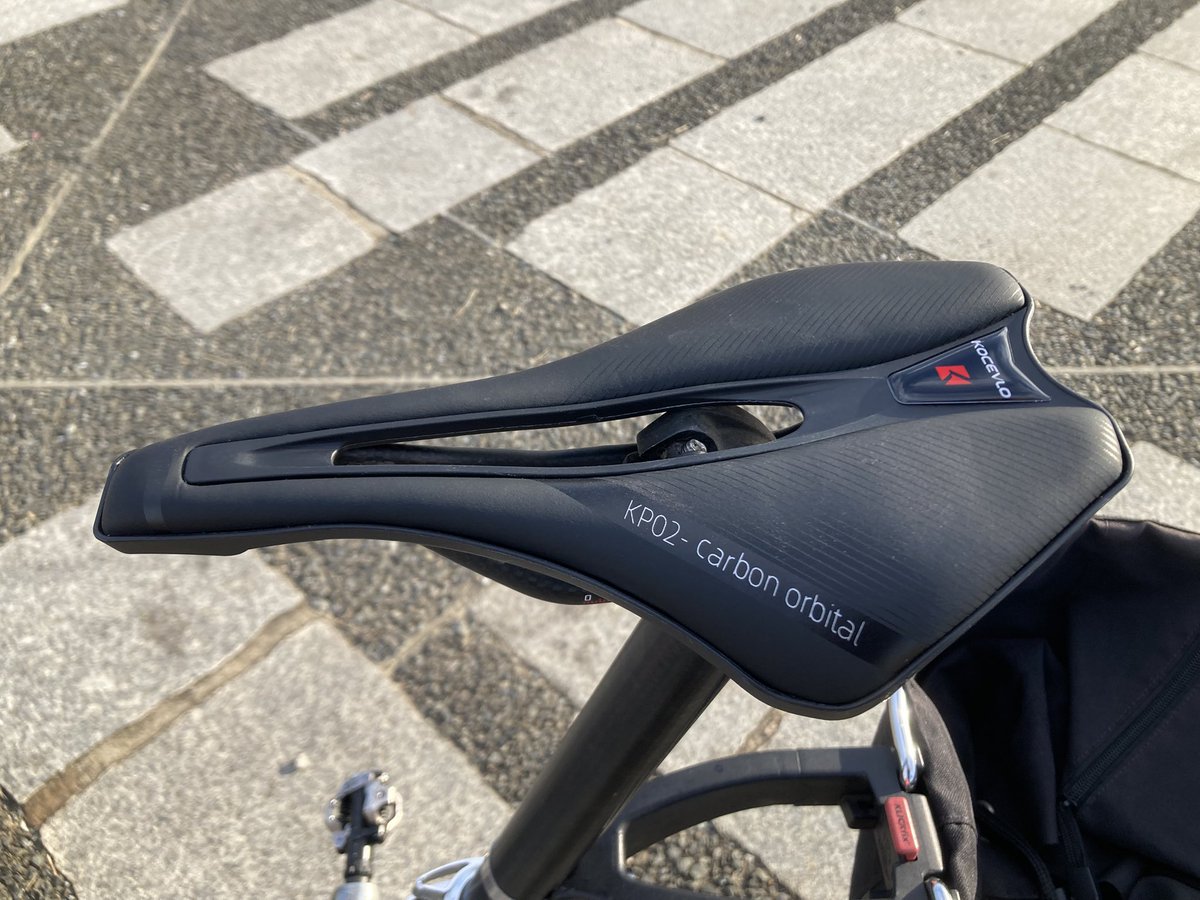 メーカー不明 カーボンサドル 冗談半分で中華カーボンサドル買ったら、結構よかった。しばらく様子見