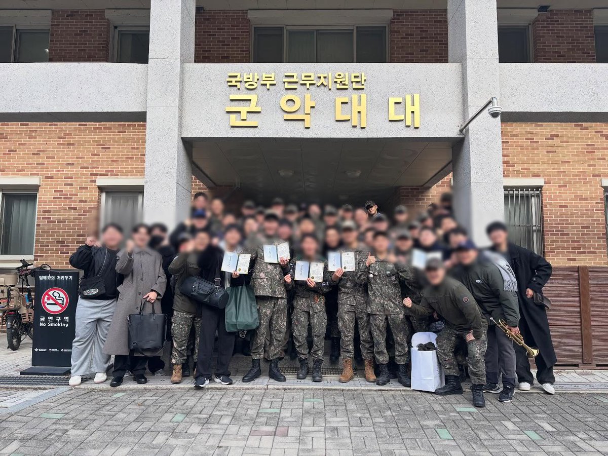 ChaEunwooINTL's tweet image. 🪖 Private First Class Lee Dongmin, aka Cha Eunwoo 

#CHAEUNWOO #차은우 #이동민
#チャウヌ #车银优 #ชาอึนอู #車銀優