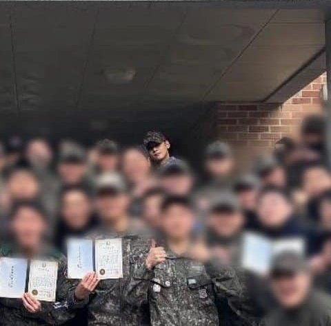 ChaEunwooINTL's tweet image. 🪖 Private First Class Lee Dongmin, aka Cha Eunwoo 

#CHAEUNWOO #차은우 #이동민
#チャウヌ #车银优 #ชาอึนอู #車銀優