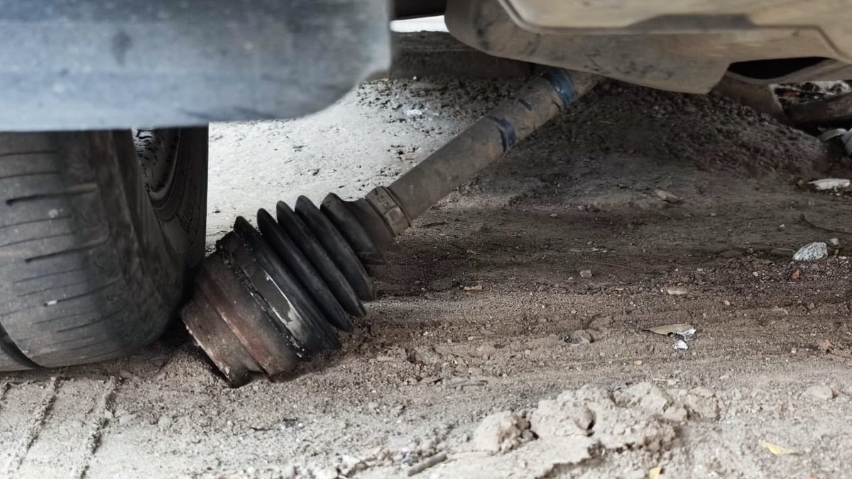 bmwcache's tweet photo. @tata_cars @Tataev look at your build quality and service quality just cracked in the middle of the road https://t.co/ZdiSXXclwo