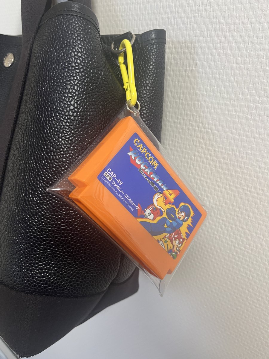 今日の推しカセはこちら！！

『ロックマン　４』

このビタミンカラーは
元気になる色ですよね☺

モノトーンコーデになりがちな季節に、
刺し色としてレトロゲームを持ち歩いてます！

あなたの「推しカセ」はどのゲームですか？

＃レトロゲーム
＃ロックマン４
#rockman