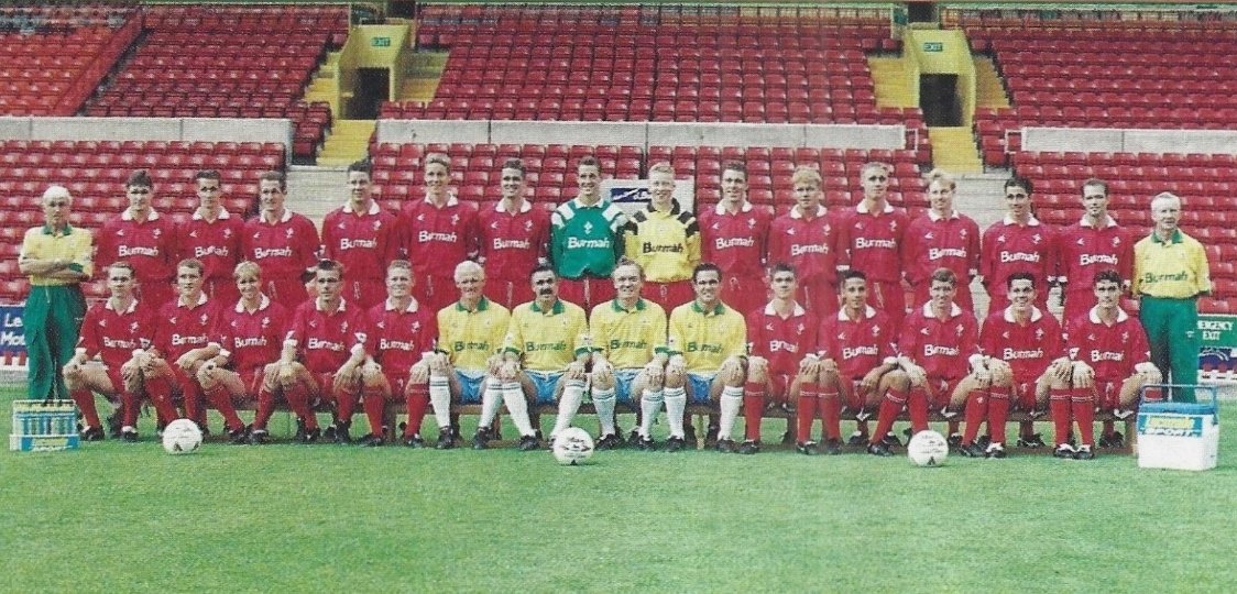 footballmemorys's tweet image. Swindon Town squad photo 1993

#STFC #SwindonTown #TheRobins
