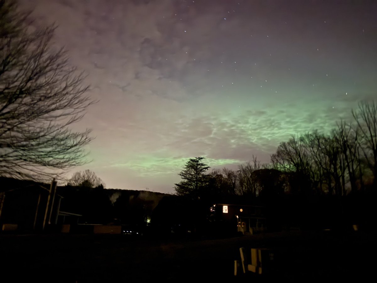 Snapback46's tweet image. Luckily the aurora was so strong it shined through the clouds. #NorthernLights #NJ