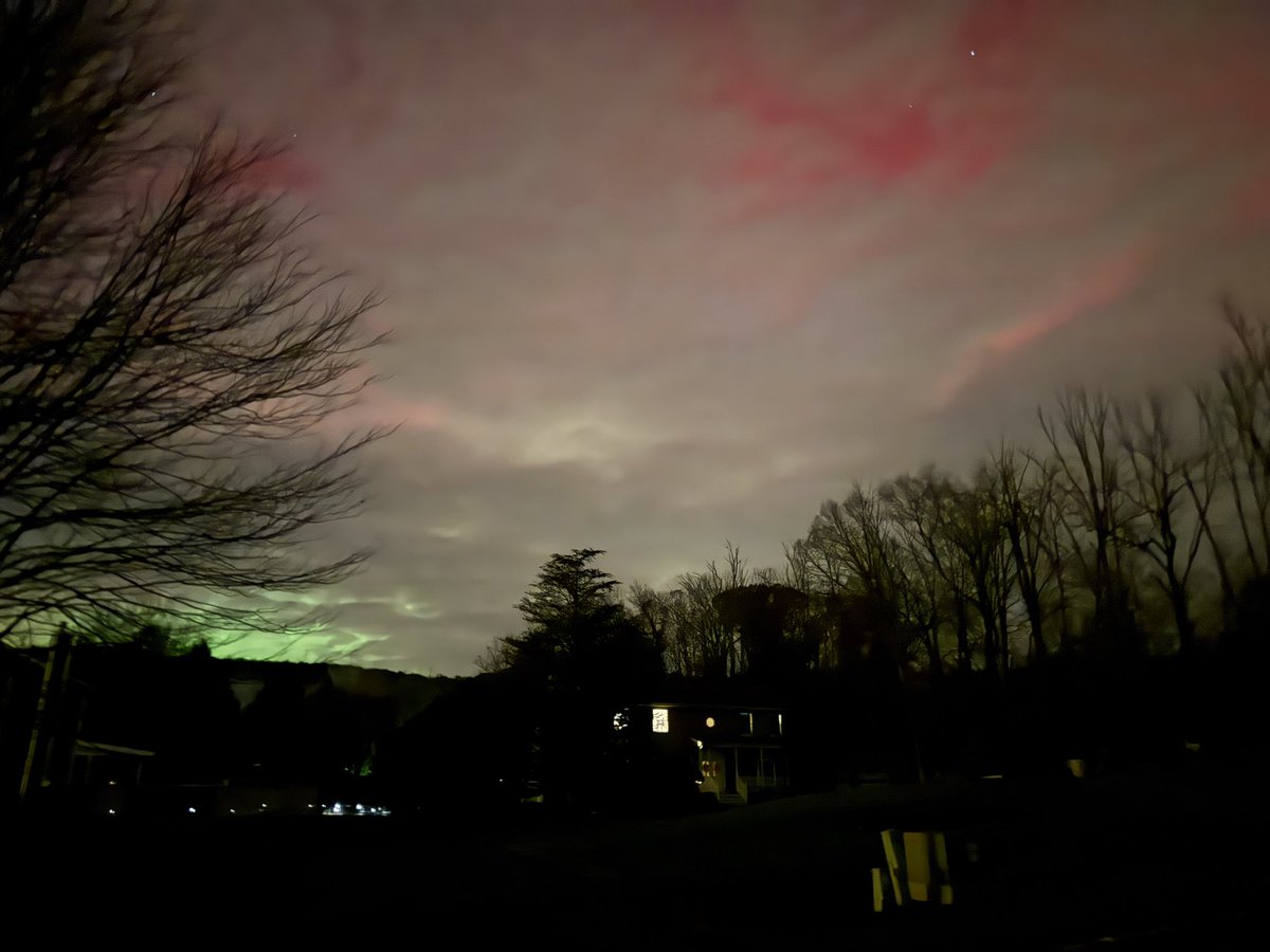 Snapback46's tweet image. Luckily the aurora was so strong it shined through the clouds. #NorthernLights #NJ