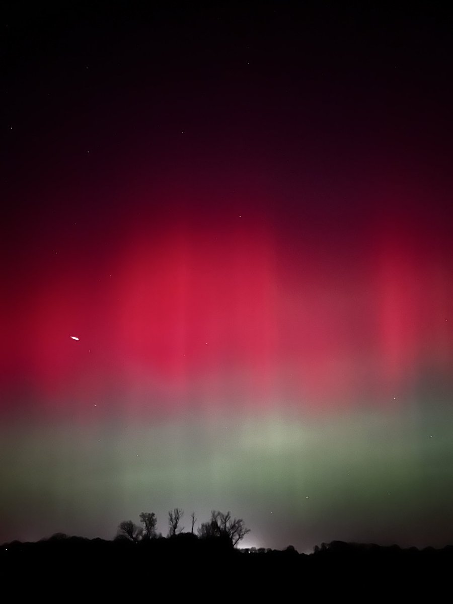 WarnkeEli's tweet photo. The aurora borealis is something I’ve wanted to experience my entire life. Tonight I got that opportunity and it was one of the most magical things I have ever seen.

📍Kansas City 11/11/2025 https://t.co/WMahMMstqd