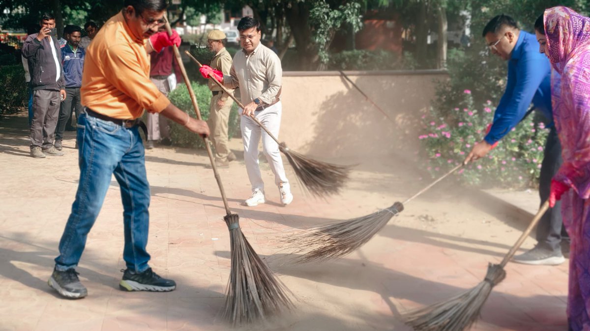 SwachhBharatGov's tweet image. राष्ट्रगीत ‘वंदे मातरम्’ के 150 वर्ष पूर्ण होने के उपलक्ष्य में नगर निगम जयपुर ने सफाईमित्रों एवं आमजन के साथ विशेष श्रमदान कार्यक्रम में भाग लिया। विद्यालयों में छात्रों व शिक्षकों ने स्वच्छता शपथ ली तथा सफाईमित्रों को #WasteSegregation के प्रति जागरूक किया गया।
#SwachhBharat