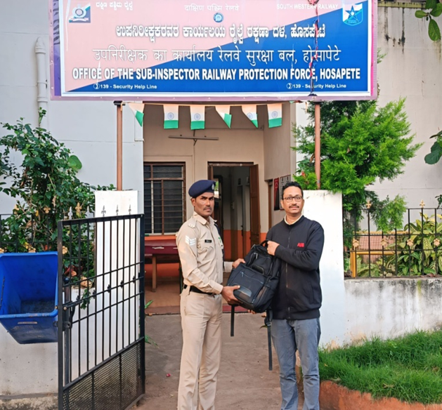 rpfswrubl1's tweet photo. #OperationAmanat  RPF/Hosapete received a Railamdad complaint and secured a Lenovo Laptop V/Rs-70,000/-and one power bank,V/Rs-5000/ from Train no. 16592, coach no. B2, Berth no.55 at Hosapete Rly.stn. Further,the same was handed over to concerned passenger. @RPF_INDIA @rpfswr https://t.co/UxYv1Xtm58