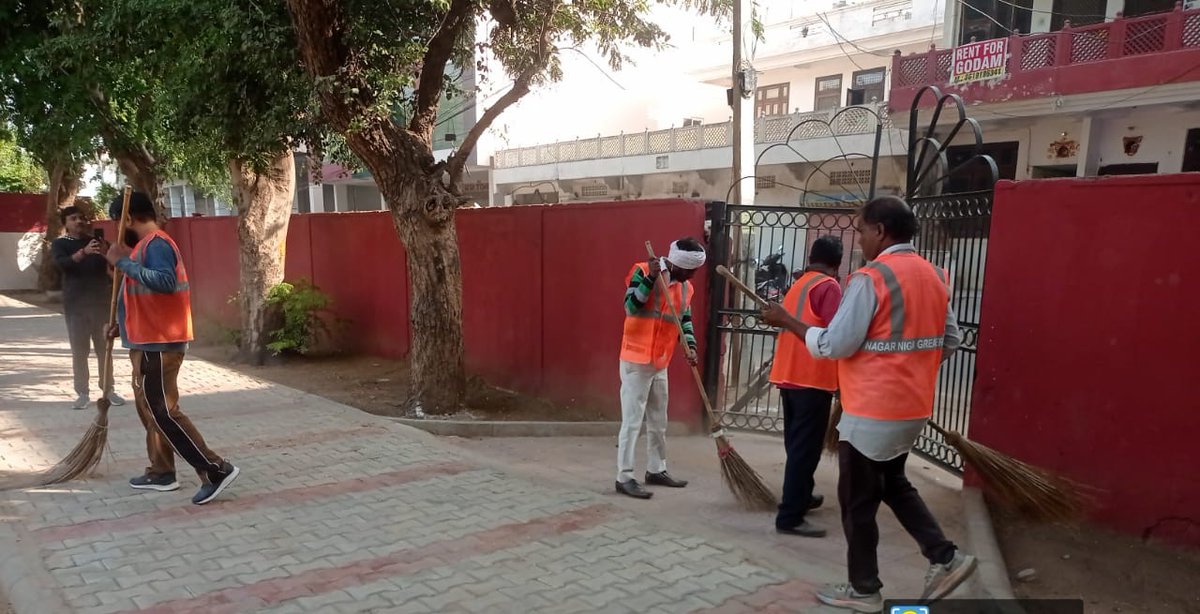 SwachhBharatGov's tweet image. राष्ट्रगीत ‘वंदे मातरम्’ के 150 वर्ष पूर्ण होने के उपलक्ष्य में नगर निगम जयपुर ने सफाईमित्रों एवं आमजन के साथ विशेष श्रमदान कार्यक्रम में भाग लिया। विद्यालयों में छात्रों व शिक्षकों ने स्वच्छता शपथ ली तथा सफाईमित्रों को #WasteSegregation के प्रति जागरूक किया गया।
#SwachhBharat