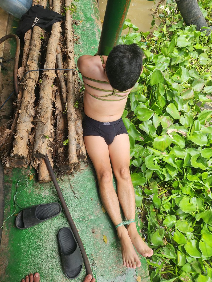 Bạn thích bộ dạng nào của mình khi bị trói ?
• boxer hay tam giác ?
• trói đứng hay trói ngồi ?