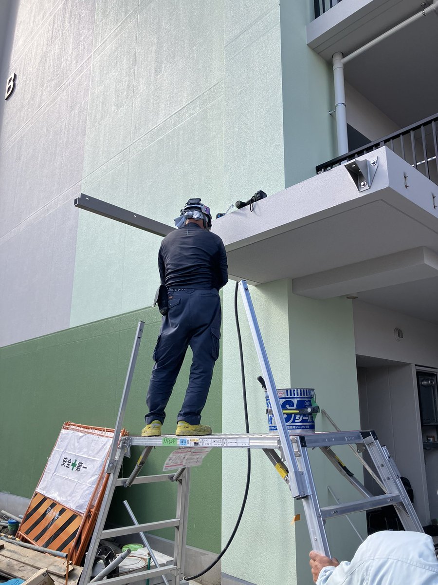 folkSuzuki's tweet photo. マンションの落下防止庇の取付工事
皆様の身の安全を守るべく
新築マンションの建築現場で稼働中♪
#施工
#建設
#現場 https://t.co/U6F5YmDx1l