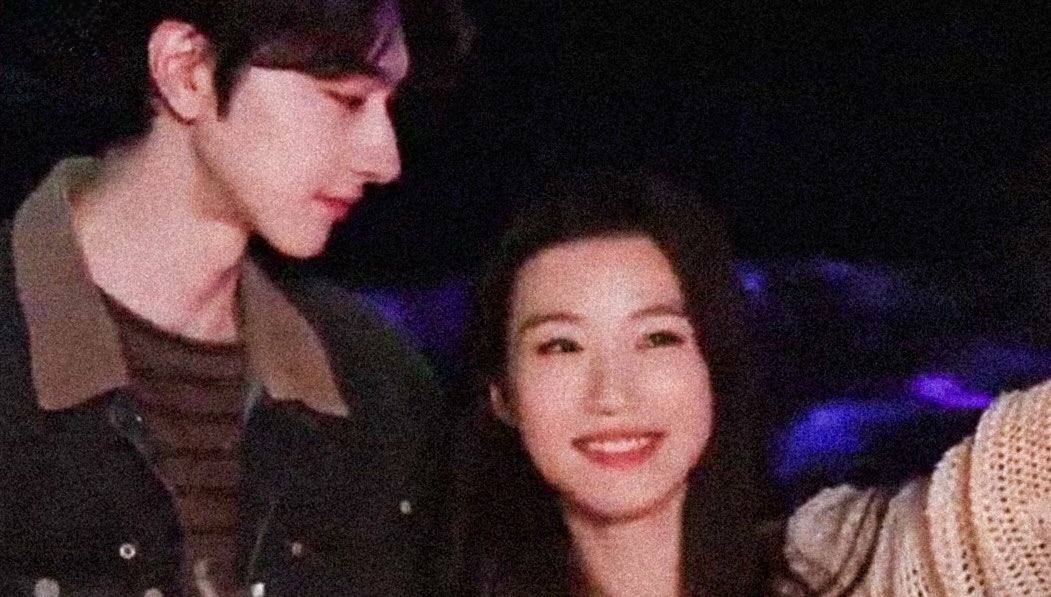 kdramas__'s tweet image. their height difference is so cuteee

#WhenIMeetTheMoon #LuYuxiao #LinYi