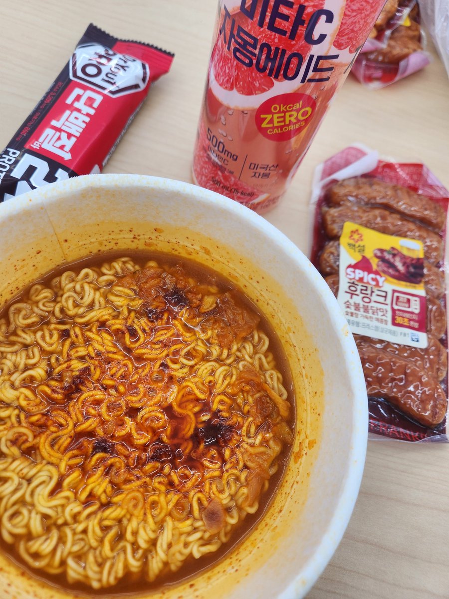 Solton_sr's tweet photo. 점심으론 컵라면과 기타 등등... https://t.co/3nbR4yhMIL