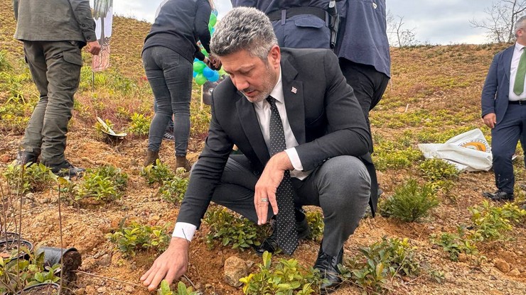 “Geleceğe Nefes” temasıyla Güneysu'da fidanları toprakla buluşturduk.
"Güneysu Belediyesi olarak çevresel projelere büyük önem veriyoruz. Yeşil Güneysu için çalışmaya devam edeceğiz