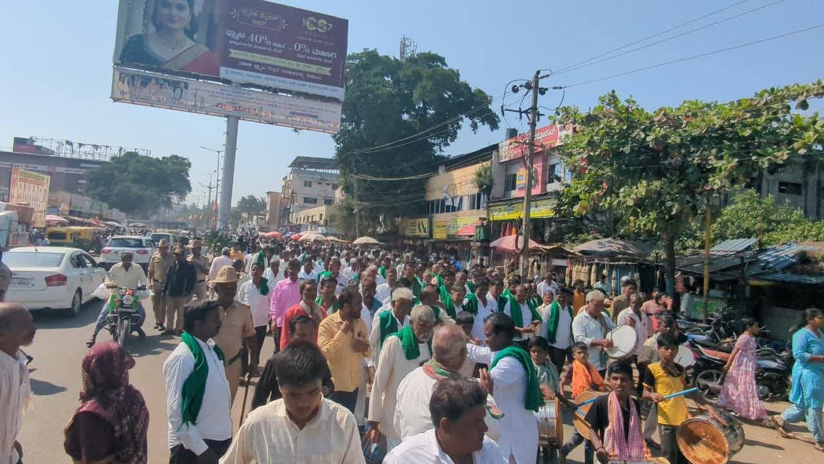 Kumaraswamy4cm's tweet image. ಕೇಂದ್ರದಲ್ಲಿ ಹೆಸರು ಹಾಗೂ ಉದ್ದಿನ ಬೆಳೆಯ ಖರೀದಿ ಮಾಡಬೇಕು, ಹಾಗೂ ಸರ್ಕಾರ ಮಳೆಯಿಂದ ಹಾನಿಯಾದ ಹೆಸರು ಕಾಳು ಮತ್ತು ಉದ್ದ ಬೆಳೆಗೆ ಪರಿಹಾರ ಘೋಷಿಸಬೇಕು ಎಂದು ಜಾತ್ಯಾತೀತ ಜನತಾದಳ ಬೆಳಗಾವಿ ಜಿಲ್ಲಾಧ್ಯಕ್ಷರಾದ ಶ್ರೀ ಶಂಕರ ಭ ಮಾಡಲಗಿ ಅವರ ನೇತೃತ್ವದಲ್ಲಿ  ಅಹೋರಾತ್ರಿ ಧರಣಿ ಕೂಡ ಮಾಡಲಾಯಿತು.
#belagavi #bhailahongala #jds #karnataka