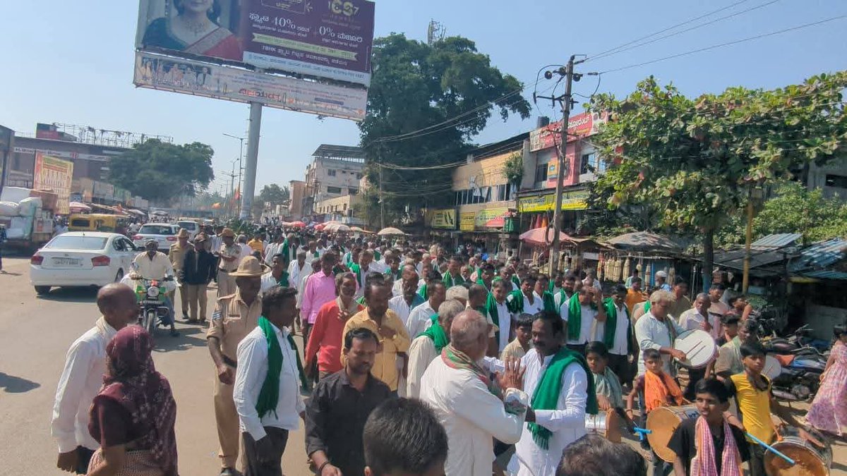 Kumaraswamy4cm's tweet image. ಕೇಂದ್ರದಲ್ಲಿ ಹೆಸರು ಹಾಗೂ ಉದ್ದಿನ ಬೆಳೆಯ ಖರೀದಿ ಮಾಡಬೇಕು, ಹಾಗೂ ಸರ್ಕಾರ ಮಳೆಯಿಂದ ಹಾನಿಯಾದ ಹೆಸರು ಕಾಳು ಮತ್ತು ಉದ್ದ ಬೆಳೆಗೆ ಪರಿಹಾರ ಘೋಷಿಸಬೇಕು ಎಂದು ಜಾತ್ಯಾತೀತ ಜನತಾದಳ ಬೆಳಗಾವಿ ಜಿಲ್ಲಾಧ್ಯಕ್ಷರಾದ ಶ್ರೀ ಶಂಕರ ಭ ಮಾಡಲಗಿ ಅವರ ನೇತೃತ್ವದಲ್ಲಿ  ಅಹೋರಾತ್ರಿ ಧರಣಿ ಕೂಡ ಮಾಡಲಾಯಿತು.
#belagavi #bhailahongala #jds #karnataka