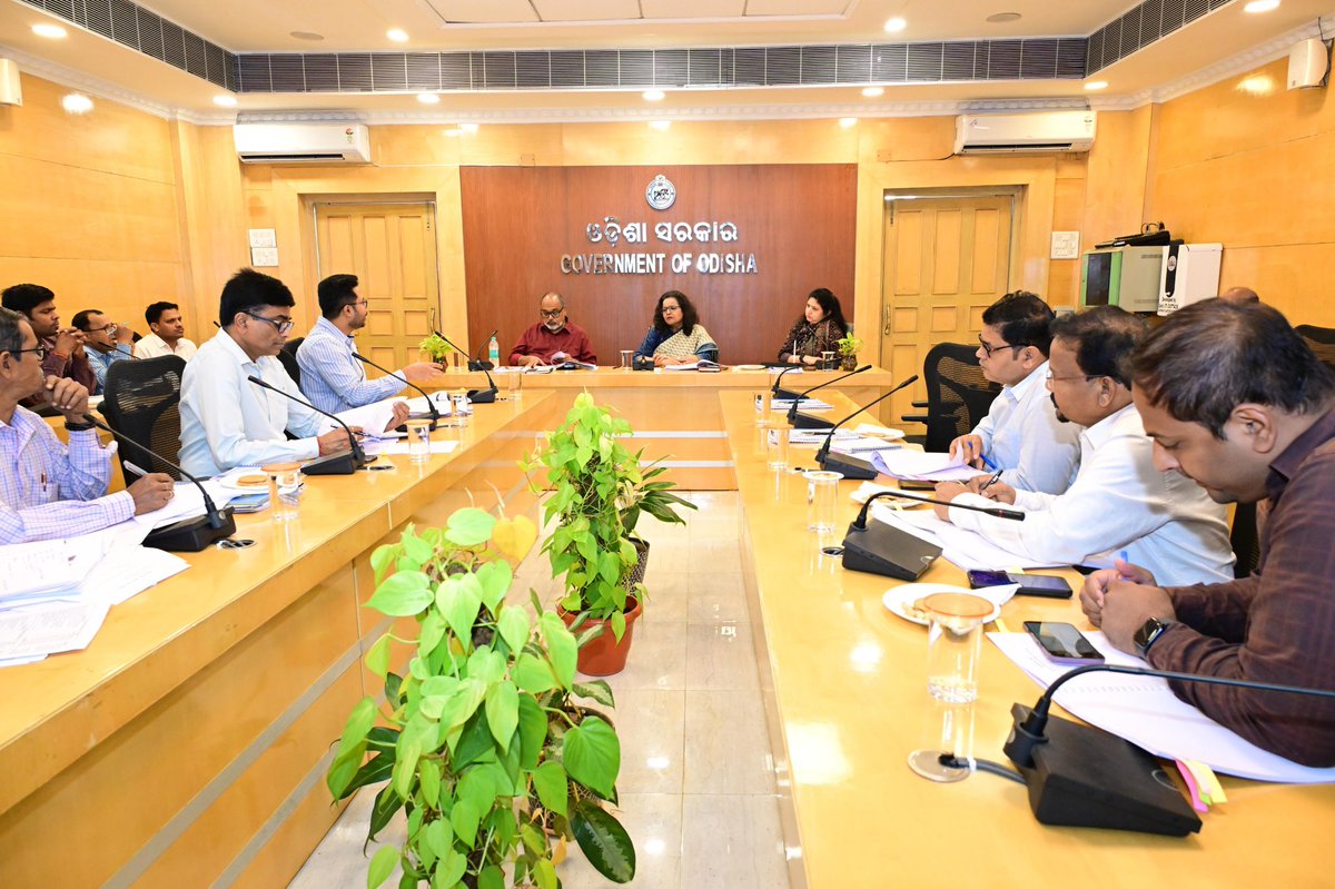 BSCL_BBSR's tweet image. The 30th Board of Directors meeting of BSCL was held yesterday in the presence of Shri Surendra Kumar, Addl.CS; Smt. Usha Padhee, Prin. Secy, H&amp;amp;UD; Shri S.S. Dev Datt Singh, Police Commissioner; Shri Chanchal Rana, MD BSCL; Shri Sanjay Biswal, MD CRUT; and other BSCL officials.