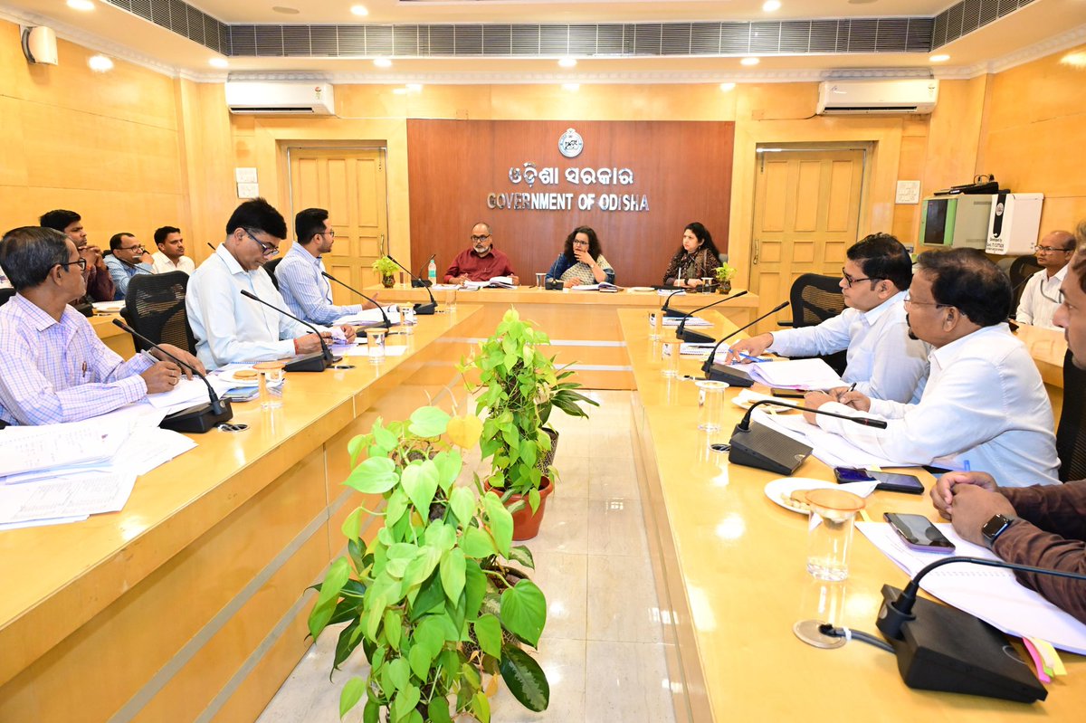BSCL_BBSR's tweet image. The 30th Board of Directors meeting of BSCL was held yesterday in the presence of Shri Surendra Kumar, Addl.CS; Smt. Usha Padhee, Prin. Secy, H&amp;amp;UD; Shri S.S. Dev Datt Singh, Police Commissioner; Shri Chanchal Rana, MD BSCL; Shri Sanjay Biswal, MD CRUT; and other BSCL officials.