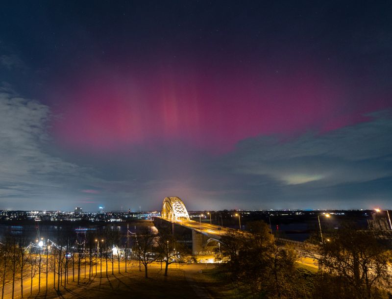 #Noorderlicht boven de Waalbrug afgelopen nacht! Komende nacht is er weer een kans dit te zien. #Aurora

📷 Karsten Russ
