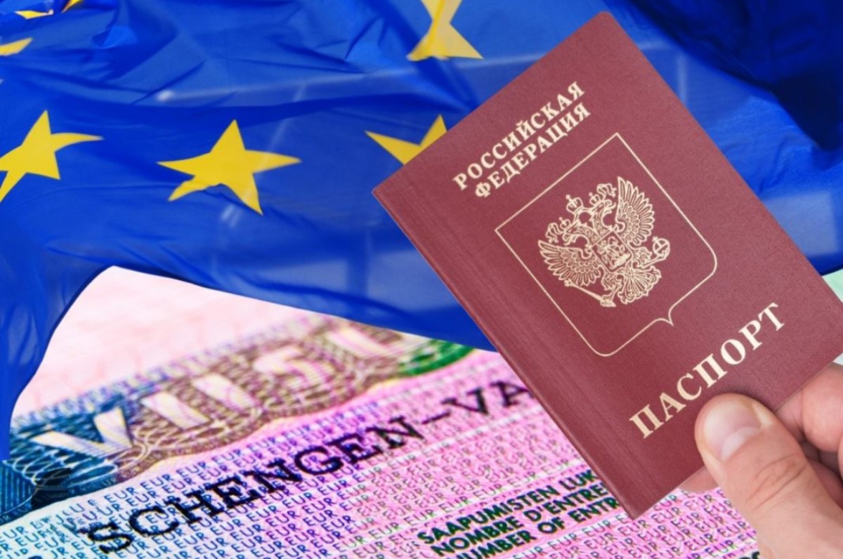 Meglio tardi che mai. La Commissione UE prepara nuove regole sui visti: per i russi solo ingressi singoli, salvo casi particolari. La maggioranza sostiene la guerra e i “turisti” russi sono ormai un rischio di sicurezza: sabotaggi e spionaggio crescono insieme ai loro viaggi.