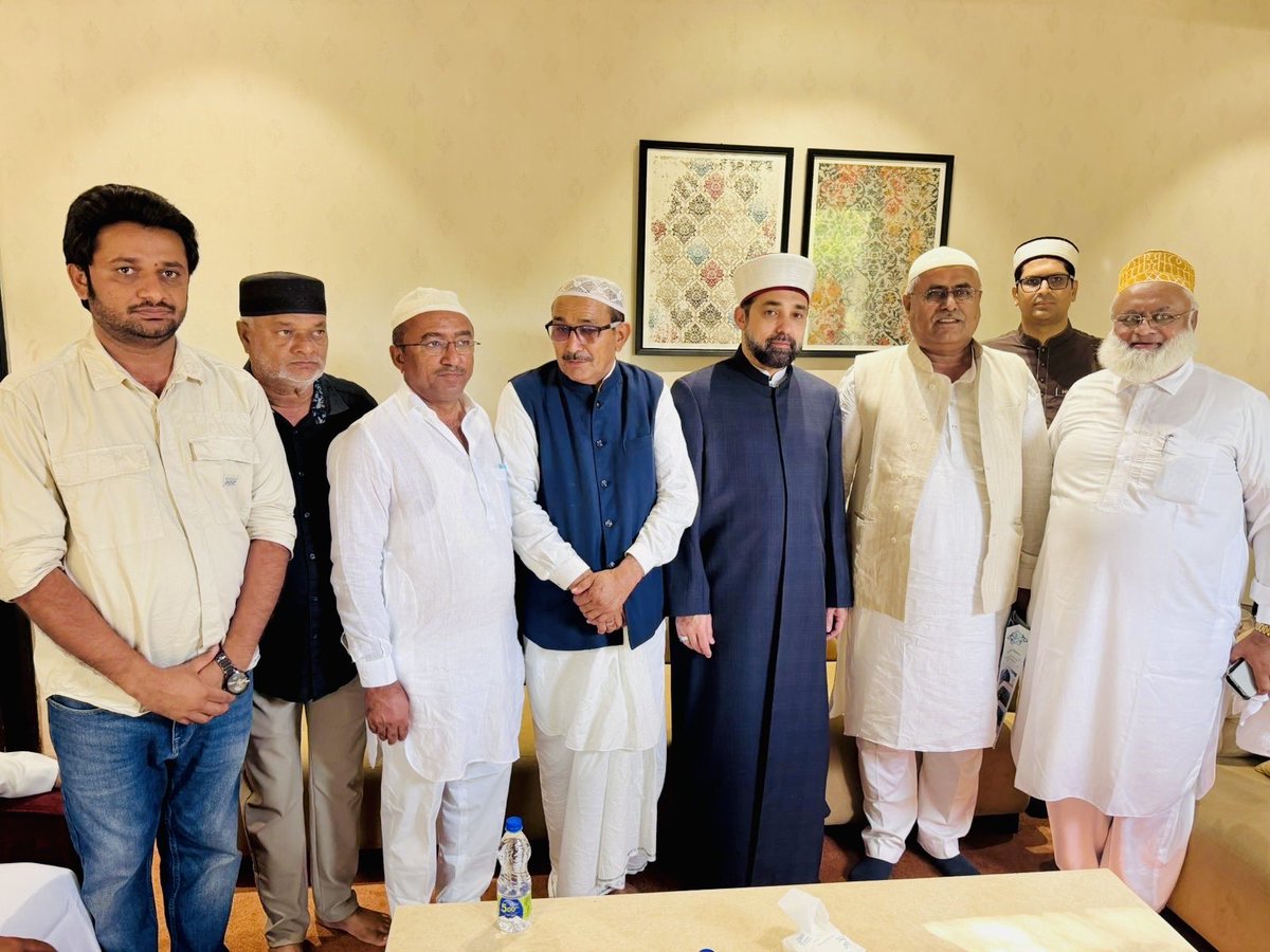 गुजरात प्रवास के दौरान गांधीधाम में बग़दाद शरीफ़ से तशरीफ़ लाए हज़रत शेख हाशिम अल गिलानी (यू.के.) का पुरख़ुलूस इस्तक़बाल किया और मुलाक़ात कर दुआएँ लेने का शरफ़ हासिल हुआ।