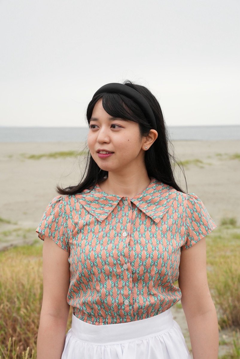 ──────
𝘤𝘰𝘯𝘤𝘦𝘱𝘵 𝘱𝘩𝘰𝘵𝘰
──────
オーナーが新聞を捲る音や、人の話し声。飲んでいた紅茶がなくなると、「おかわりいかがですか？」と給仕。彼女は定位置に戻ると、ぼーっと窓から海を見た。波の音とクラシック。全てが調和している。

オーナー：佐光恵美子
給仕：永見弥生