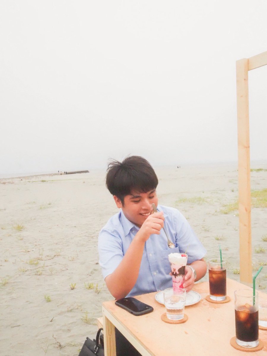 ──────
𝘤𝘰𝘯𝘤𝘦𝘱𝘵 𝘱𝘩𝘰𝘵𝘰
──────
仕事の合間、休憩に立ち寄ったサラリーマン。「アイス珈琲で」と先輩。「僕も。あとストロベリーチョコレートパフェも」と後輩。電話対応をする先輩には目もくれず、彼はパフェに夢中のよう。

先輩：藤本康平
後輩：藤井颯哉