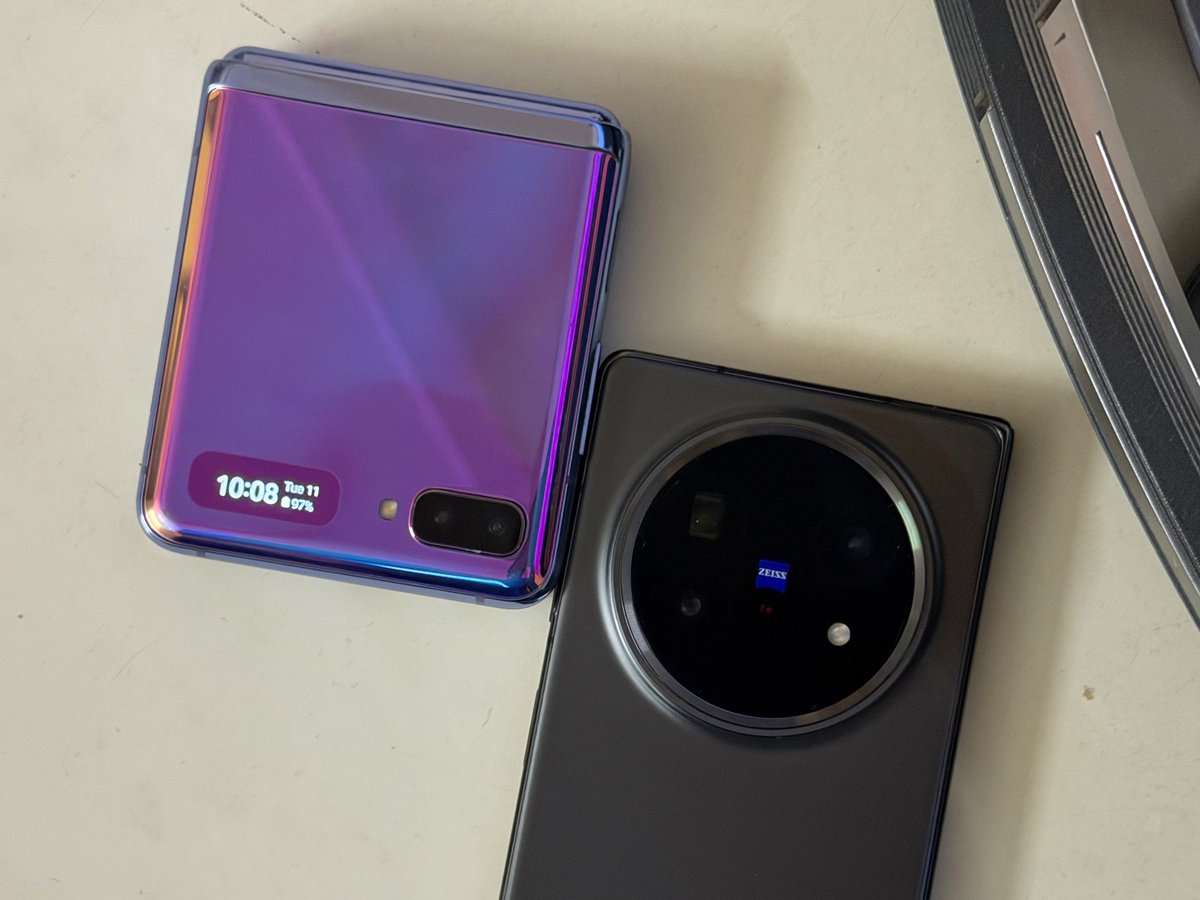 ishanagarwal24's tweet image. Camera bump of my daily driver in 2020 vs 2025. Love both of these phones!