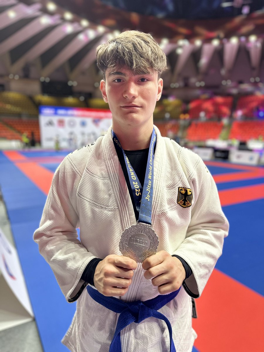 KODOKANev's tweet photo. Magnus wird Vizeweltmeister bei der Ju-Jutsu-WM in Bangkok (Thailand) 🥈🎉🇹🇭 Herzlichen Glückwunsch zum 2. Platz im Fighting der U18 männlich über 85 kg! 💪

#jujutsu #fighting #jjif #wm #weltmeisterschaften #u18 #bangkok #thailand #silber #vizeweltmeister #herzlichenglückwunsch https://t.co/YJZJh6mydE