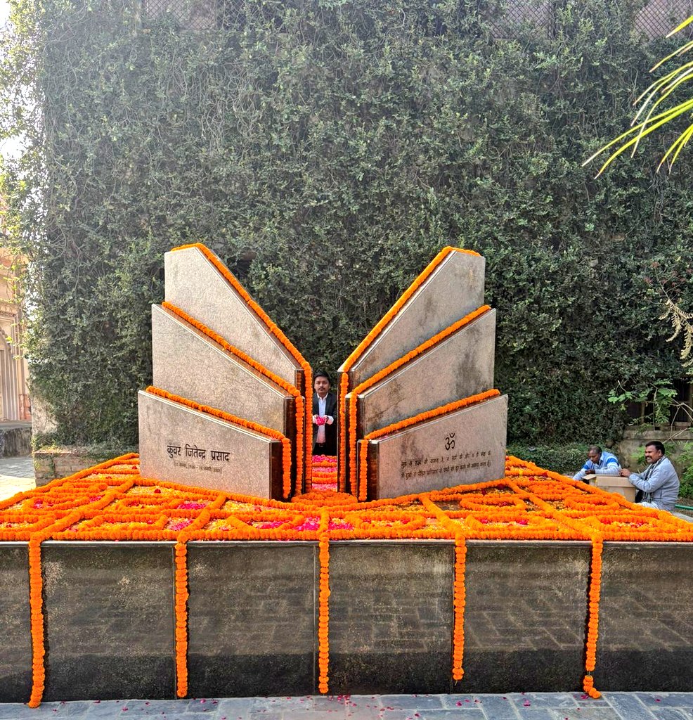 advprashantshu's tweet photo. जनपद शाहजहांपुर की पहचान पूरे देश में दिलाने बाले राजनीति के शिखर पुरुष कई बार लोकसभा, राज्यसभा एवं उत्तर प्रदेश विधान परिषद सदस्य रहे परम पूज्य स्वर्गीय जितेंद्र प्रसाद जी (बाबा साहब) की जयंती पर सादर नमन।
@JitinPrasada 
@jprasada 
@neha79 https://t.co/FIss5PRbT5