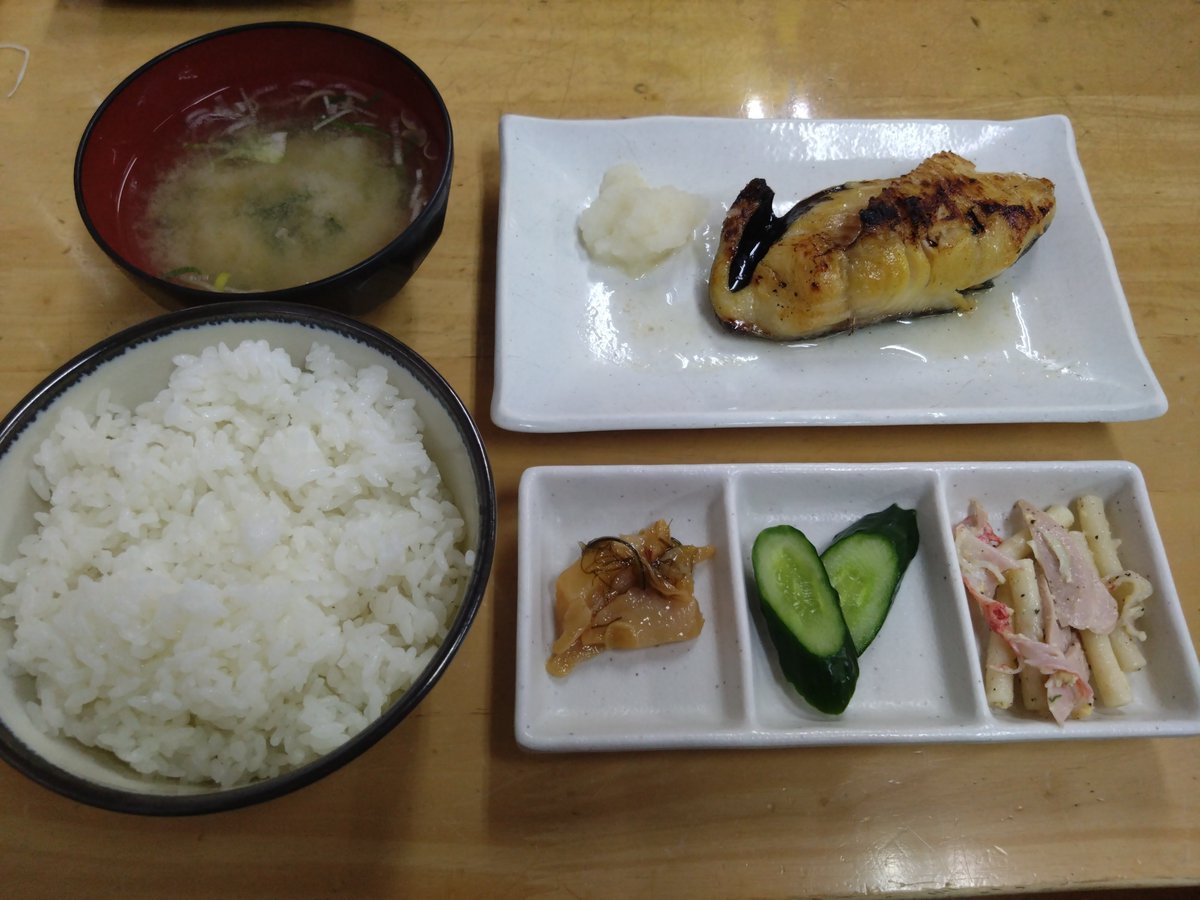 Kobelma's tweet image. また、個人的好み筆頭のビールスポットで #小樽酔いとこ でもある #小樽倉庫ナンバーワン でのビール、#桂苑 での #小樽あんかけ焼きそば

#小樽三角市場 で焼き魚を食べ…、

→