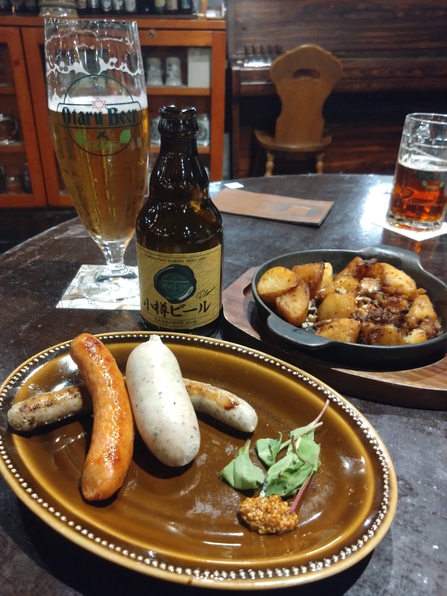 Kobelma's tweet image. また、個人的好み筆頭のビールスポットで #小樽酔いとこ でもある #小樽倉庫ナンバーワン でのビール、#桂苑 での #小樽あんかけ焼きそば

#小樽三角市場 で焼き魚を食べ…、

→