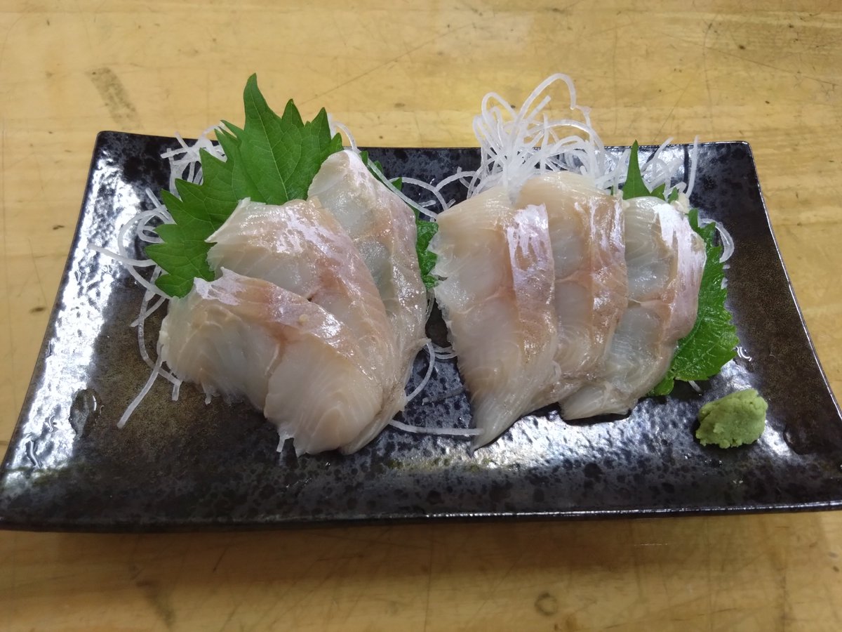 Kobelma's tweet image. また、個人的好み筆頭のビールスポットで #小樽酔いとこ でもある #小樽倉庫ナンバーワン でのビール、#桂苑 での #小樽あんかけ焼きそば

#小樽三角市場 で焼き魚を食べ…、

→