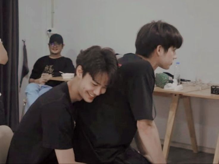 chillbytee's tweet image. Dew who bright fanboy and debuted as 2nd lead in F4 with bright's rival &amp;amp; bestie 😭 and he said if he did bl he wants it with gun… and now he’s debuting in a love triangle with offgun the 10yr cpl as 2nd lead bro this man 💀
#dew_jsu 
#F4Thailand 
#BurnoutSyndromeSeries