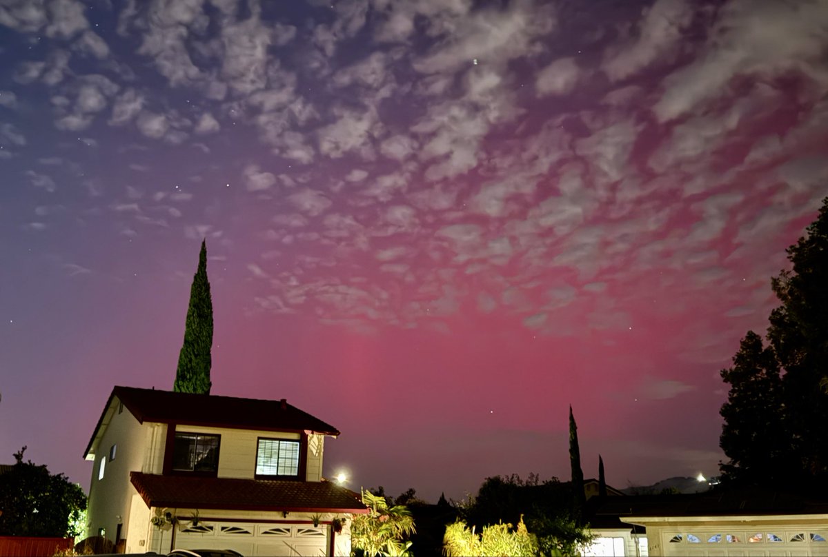 54stormywill54's tweet photo. Wow! Honestly wasn’t expecting to see the northern lights. It was cloudy all day but skies finally cleared some by dusk. And this was seen with light pollution. Viewed from San Jose, CA. (11-11-2025) #northernlights #SanJose #BayArea #auroraborealis @NWSBayArea @RobMayeda https://t.co/ovZwlqupqb