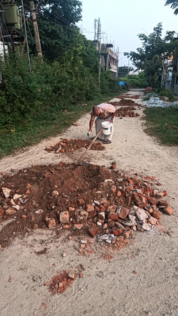 VINAYSOGANE's tweet photo. The roads in NBV Layout, Gundappa Shed, #Shivamogga are in pathetic condition! Despite repeated complaints, no action from authorities. The ongoing Govt building construction has worsened it further. A daily nightmare for residents — they are now fixing it themselves! Act now!! https://t.co/KfCXhiKlgy