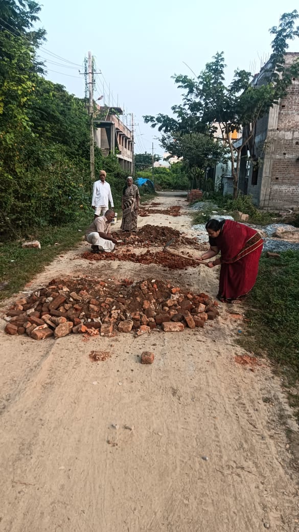 VINAYSOGANE's tweet photo. The roads in NBV Layout, Gundappa Shed, #Shivamogga are in pathetic condition! Despite repeated complaints, no action from authorities. The ongoing Govt building construction has worsened it further. A daily nightmare for residents — they are now fixing it themselves! Act now!! https://t.co/KfCXhiKlgy