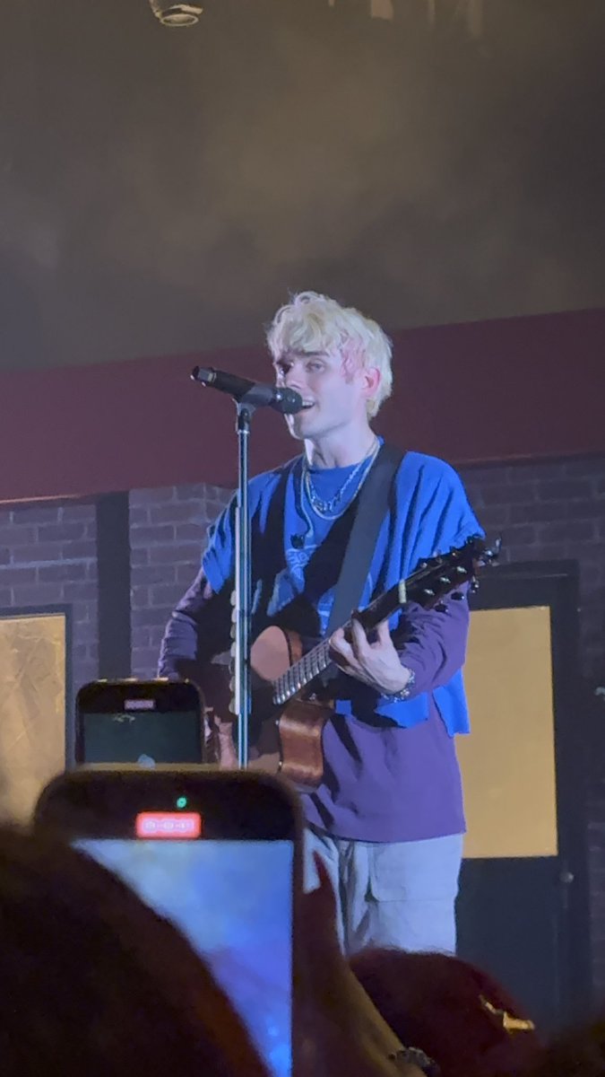 But i think i see something looking at me through that window.... #parxorlando