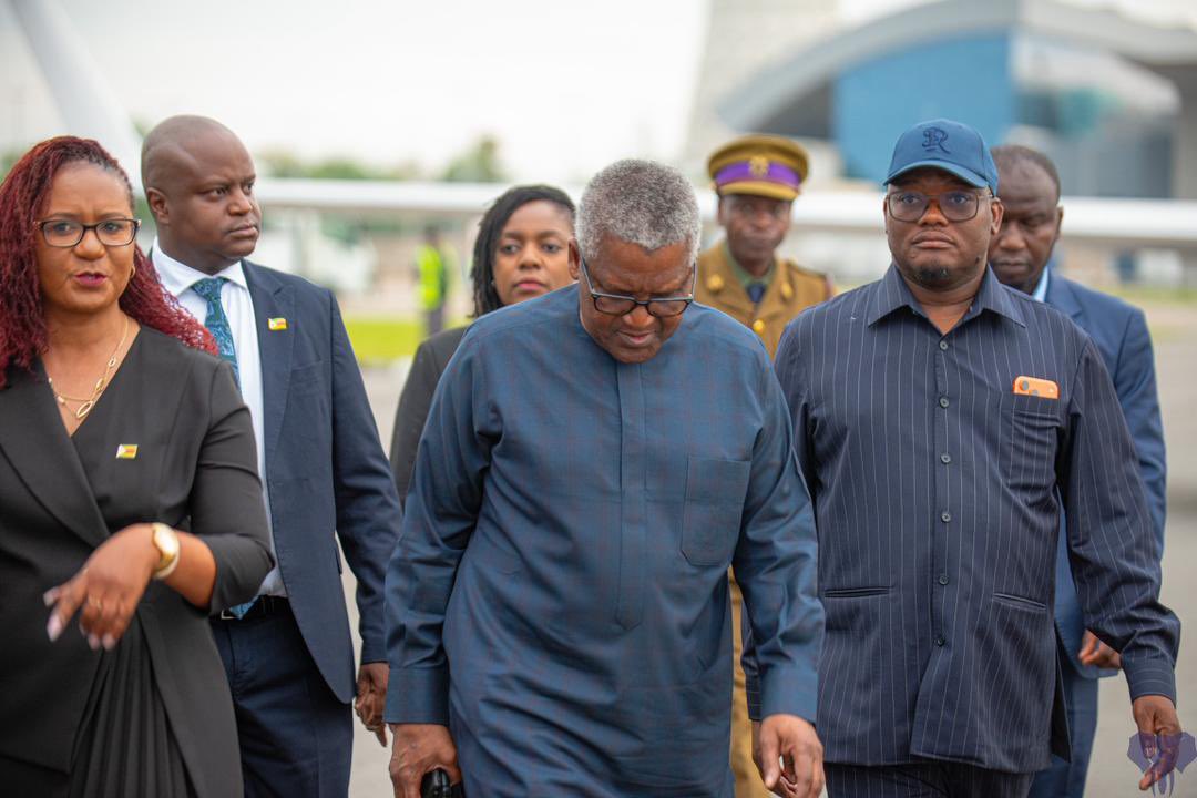 zimlive's tweet photo. 📸 Africa’s richest man Aliko Dangote is now in Harare where he is set to sign investment deals worth over $1 billion in cement and energy. He was met by government officials and key architects of the deal - Bard Santner CEO Senziwani Sikhosana and the journalist Josey Mahachi https://t.co/AebNleOsvf