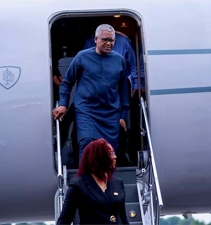 zimlive's tweet photo. 📸 Africa’s richest man Aliko Dangote is now in Harare where he is set to sign investment deals worth over $1 billion in cement and energy. He was met by government officials and key architects of the deal - Bard Santner CEO Senziwani Sikhosana and the journalist Josey Mahachi https://t.co/AebNleOsvf
